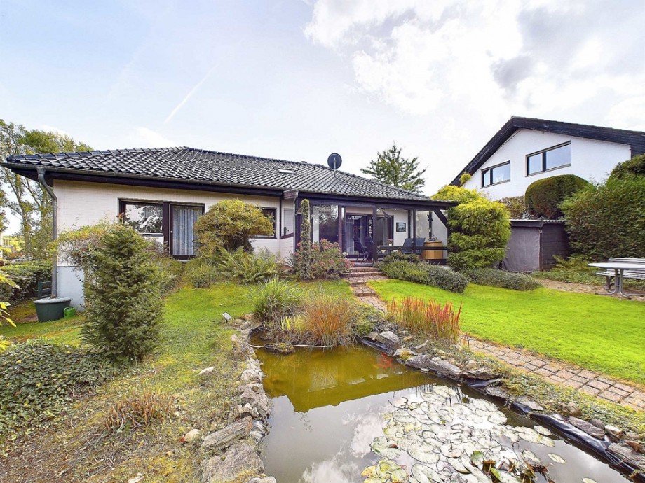 Blick zum Haus aus Garten Bungalow H�rtgenwald / Stra�