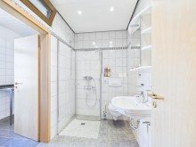 Bad EG Gepflegtes Wohnhaus mit 9 Zimmern, 3 B�dern, 2 K�chen - sofort frei