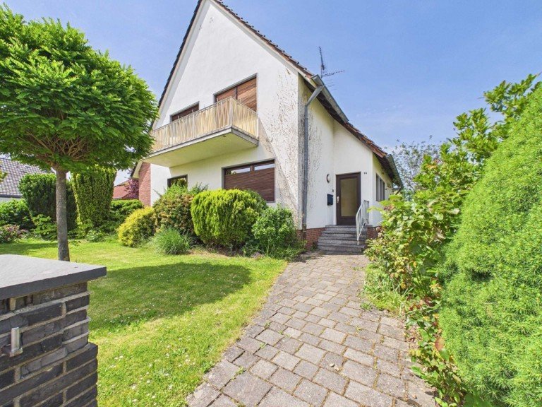 Frontansichtm. Eingang Kreuzau / Stockheim Einfamilienhaus Gro�z�giges Wohnhaus in ruhiger Ortslage von Kreuzau-Stockheim