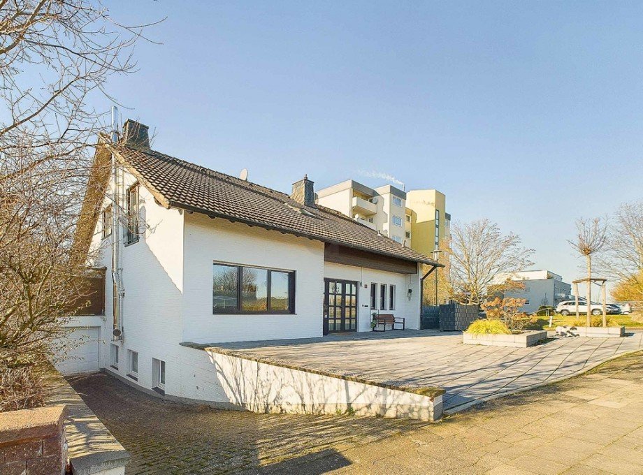 seitlicher Blick von Stra�e Einfamilienhaus D�ren / Birkesdorf