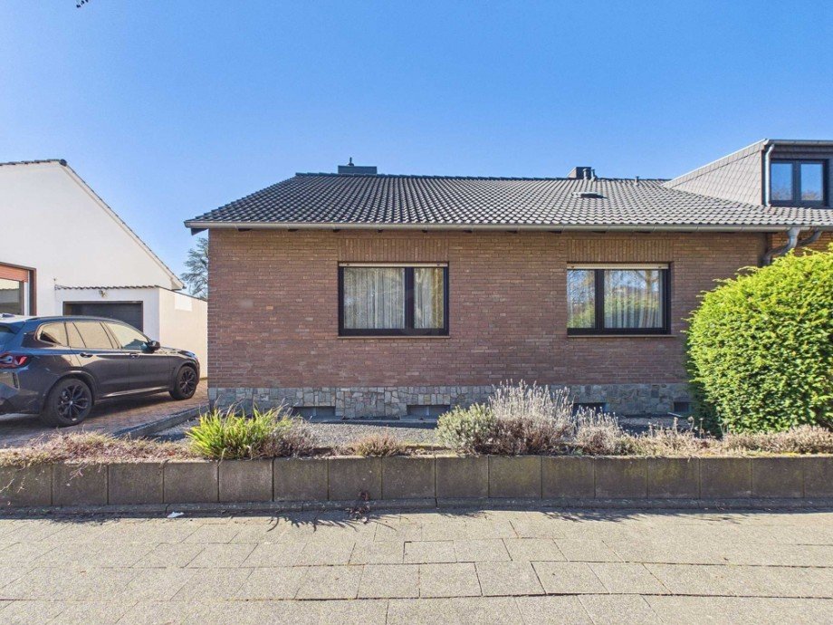 Frontansicht Einfamilienhaus D�ren / G�rzenich