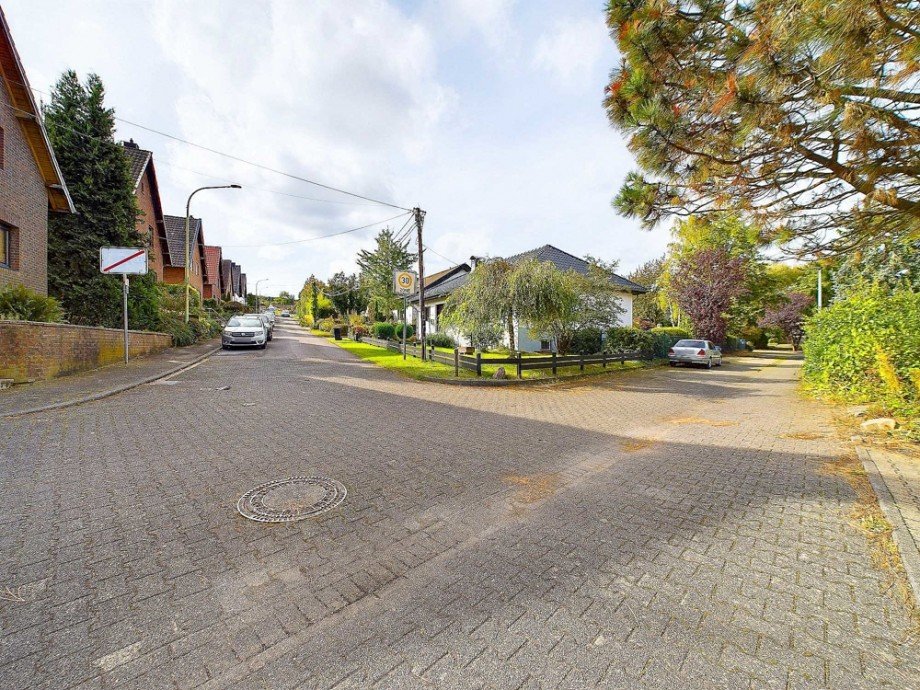 Blick in Stra�e Bungalow H�rtgenwald / Stra�