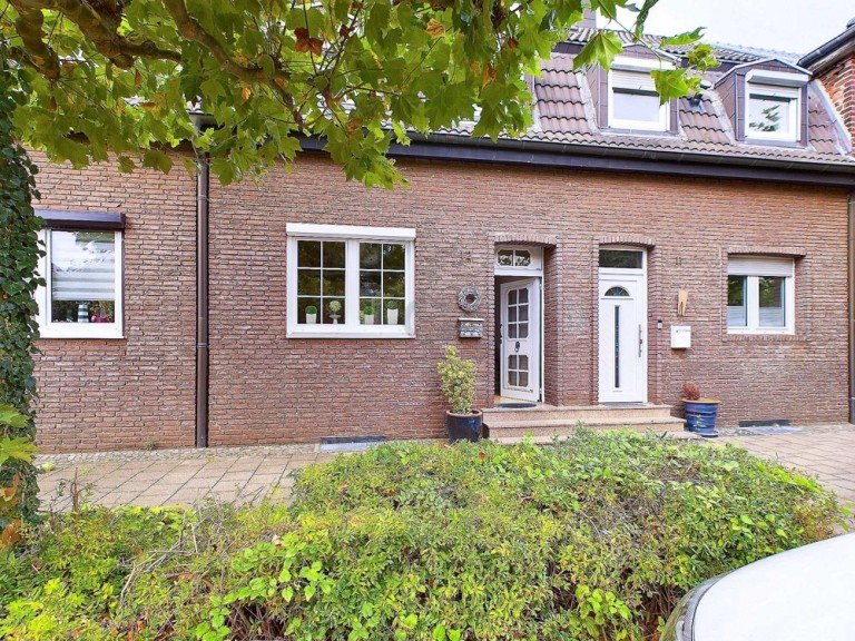 Ansicht von Stra�e D�ren Einfamilienhaus Der top gepflegter Altbau hat ein nette junge Familie gefunden!