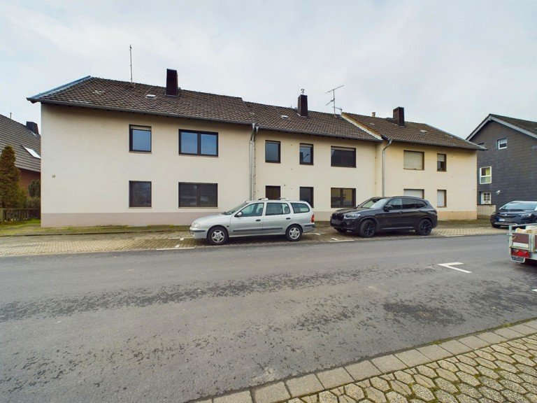Front Niederzier / Huchem-Stammeln Mehrfamilienhaus 3 Zweifamilienh�user mit 6 freien Wohnungen und 4.636 qm Grundst�ck