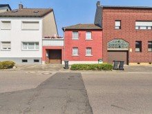 Ansicht von Stra�e Altbau mit vielen Anbauten und Nutzungsm�glichkeiten