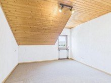 Zimmer 2 DG Gepflegtes Wohnhaus mit 9 Zimmern, 3 B�dern, 2 K�chen - sofort frei
