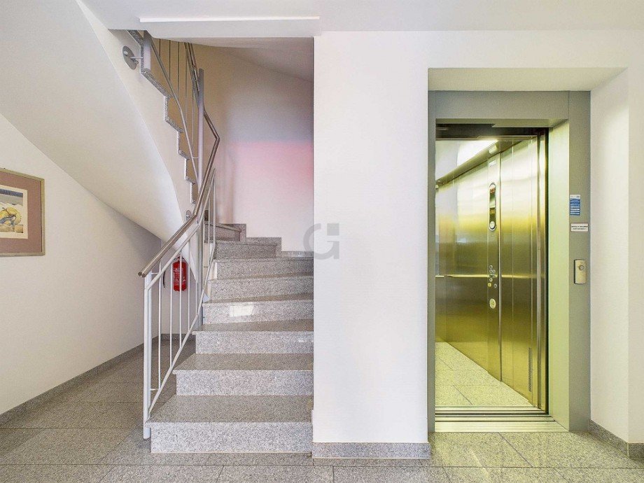 Trppenhaus / Aufzug Etagenwohnung D�ren