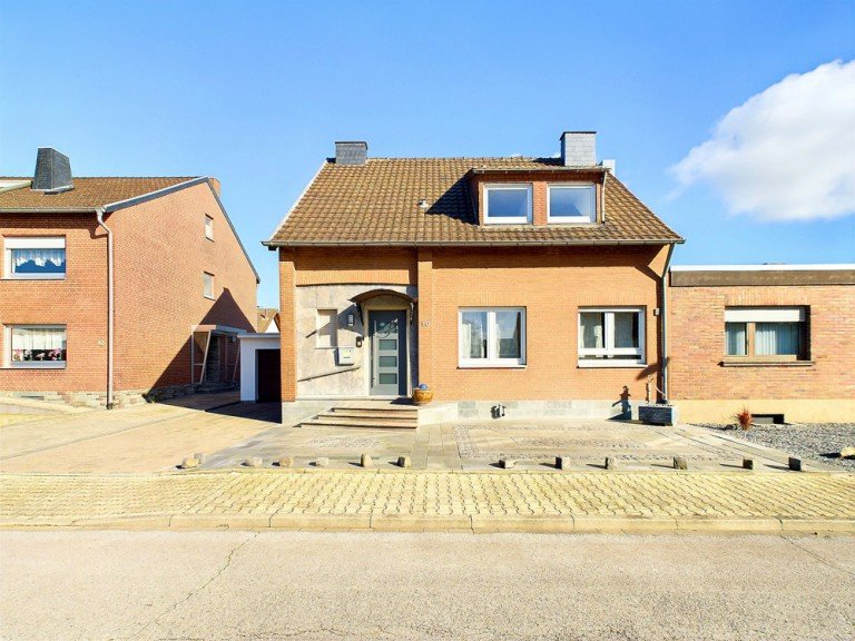 Front D�ren Doppelhaush�lfte Leider hat dieses tolle Haus bereits neue Eigent�mer gefunden und kann somit nicht mehr angeboten werden!