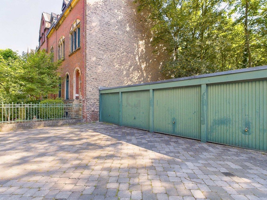 seitliche Ansicht mit Garagenzufahrt Reiheneckhaus D�ren