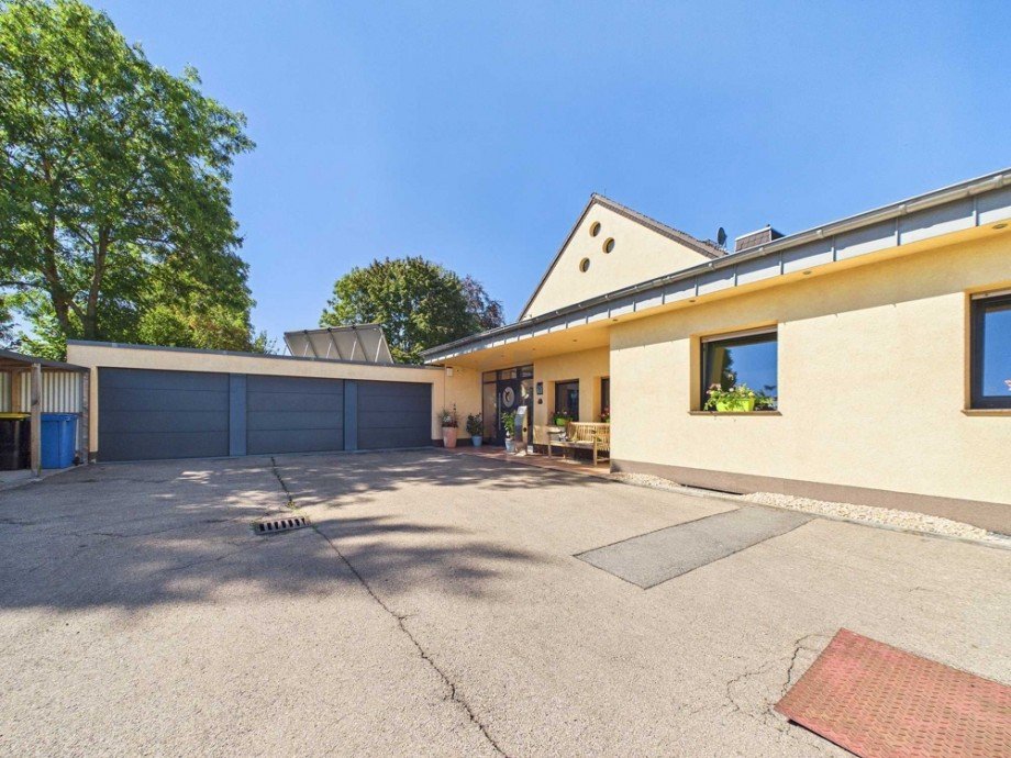 Vorplatz m. Garagen Einfamilienhaus D�ren / Lendersdorf