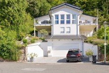 Front 42 Stufen zum Gl�ck
Panoramawohnen mit 100 Jahre alten B�umen
