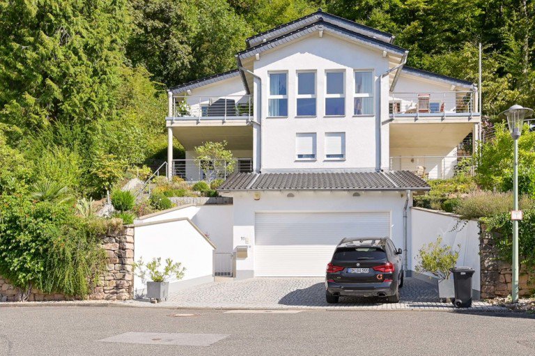 Front Kreuzau Einfamilienhaus 42 Stufen zum Gl�ckPanoramawohnen mit 100 Jahre alten B�umen