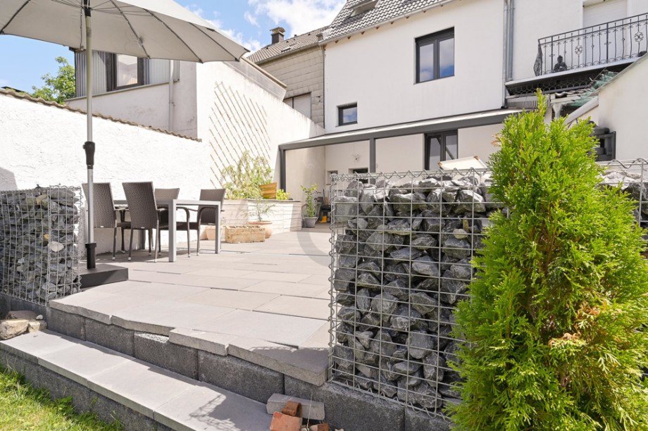 Blick auf Terrasse aus Garten Reihenhaus D�ren
