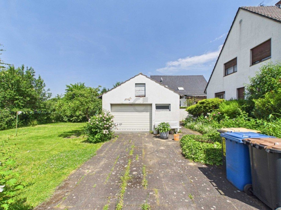 Zufahrt alte Garage Einfamilienhaus Kreuzau / Stockheim