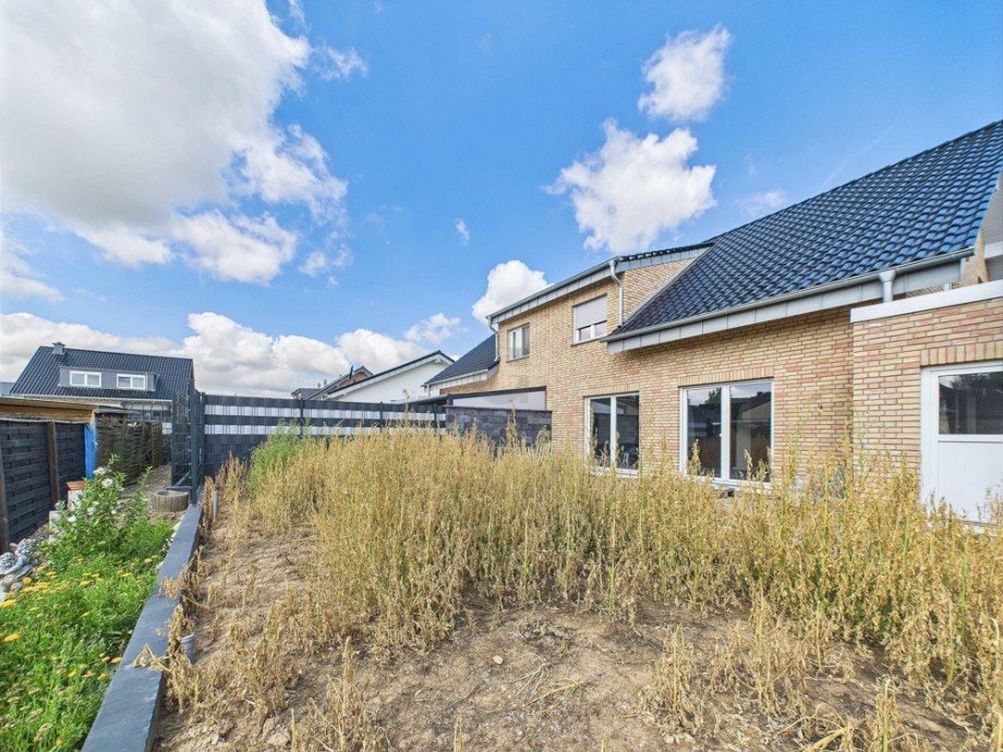 R�ckwertige Ansicht Doppelhaush�lfte Vettwei�