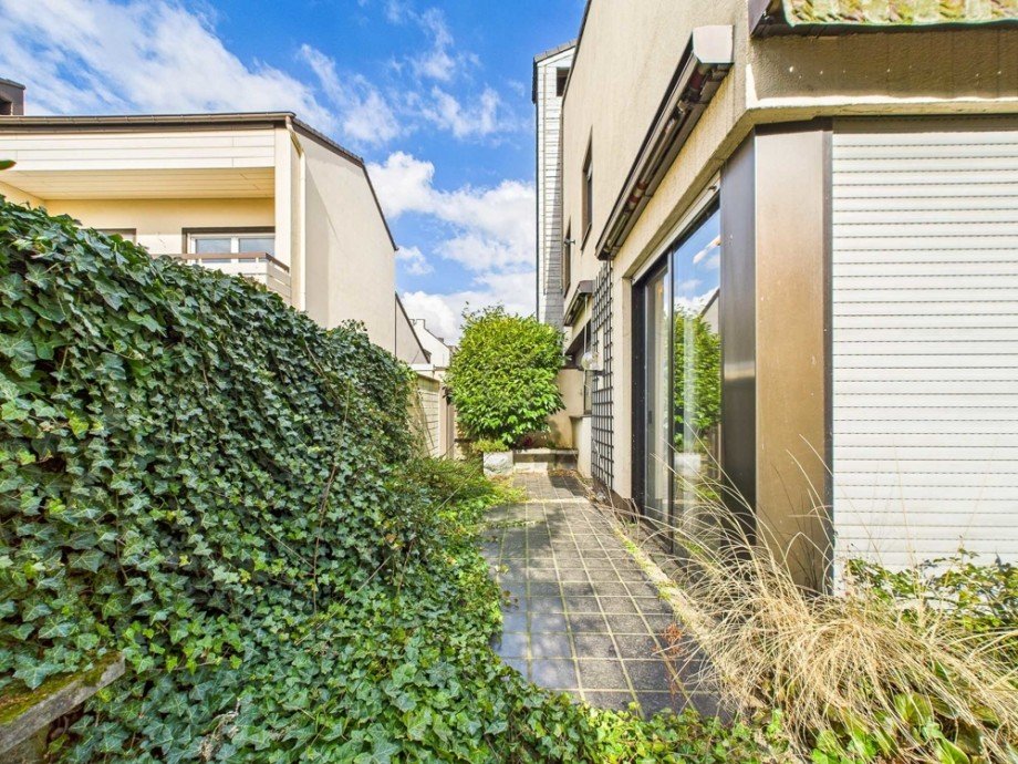 seitlicher Zugang Haus aus Garten Doppelhaush�lfte D�ren