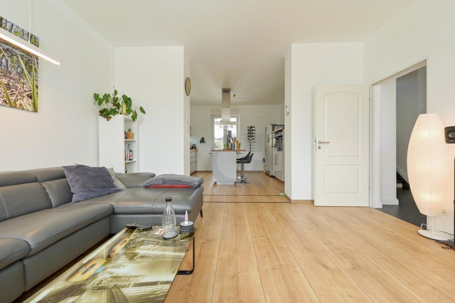 Wohnzimmer mit Blick zur K�che Reihenhaus D�ren