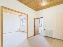 Schlafen/Ankleide I OG Gepflegtes Wohnhaus mit 9 Zimmern, 3 B�dern, 2 K�chen - sofort frei