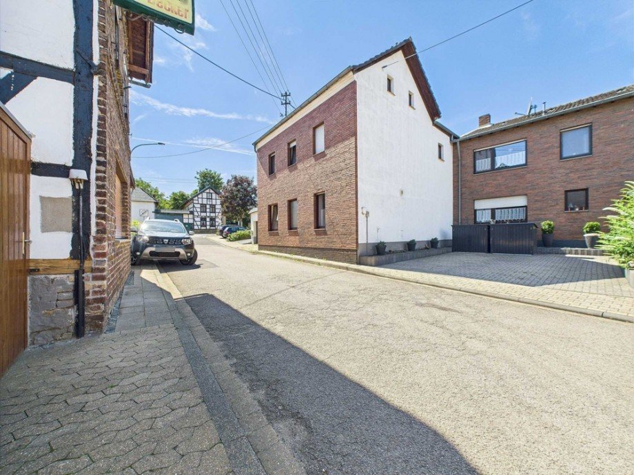 Seitenansicht von Stra�e Einfamilienhaus Nideggen / Muldenau