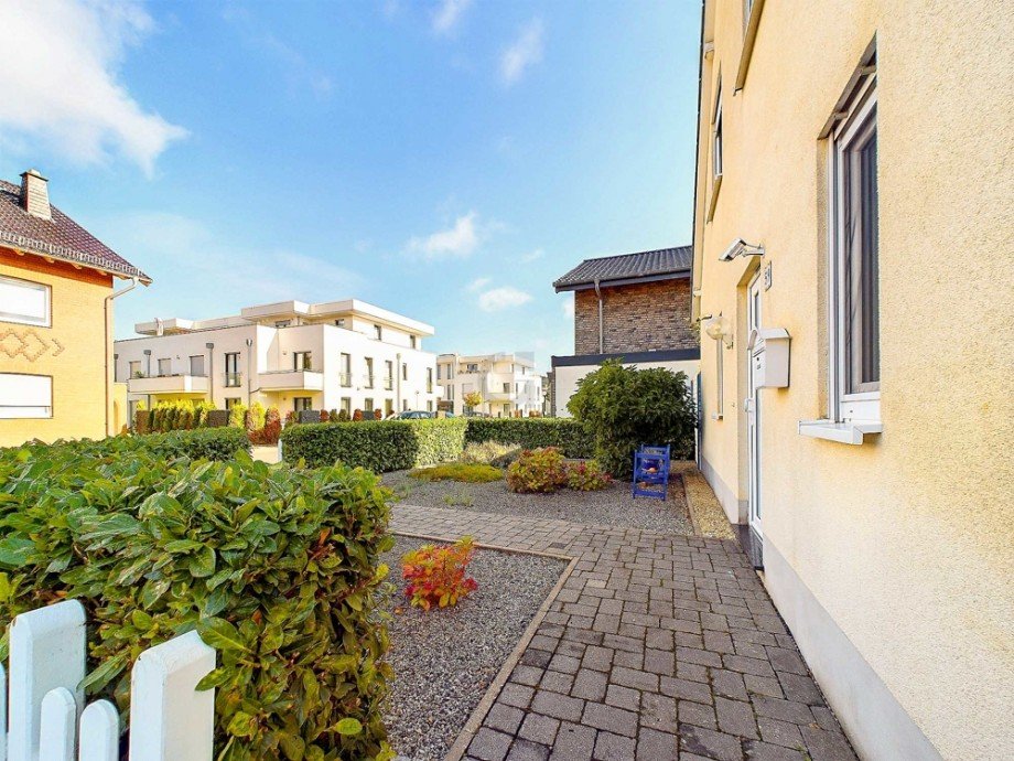 Blick in Vorgarten Einfamilienhaus D�ren