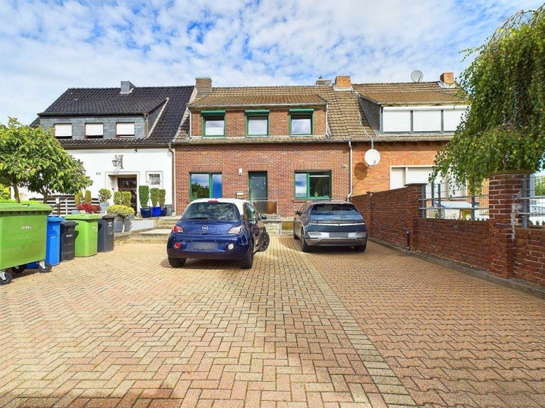 Vorplatz am Haus D�ren Reihenmittelhaus Leider ist dieses tolle Anwesen bereits verkauft!