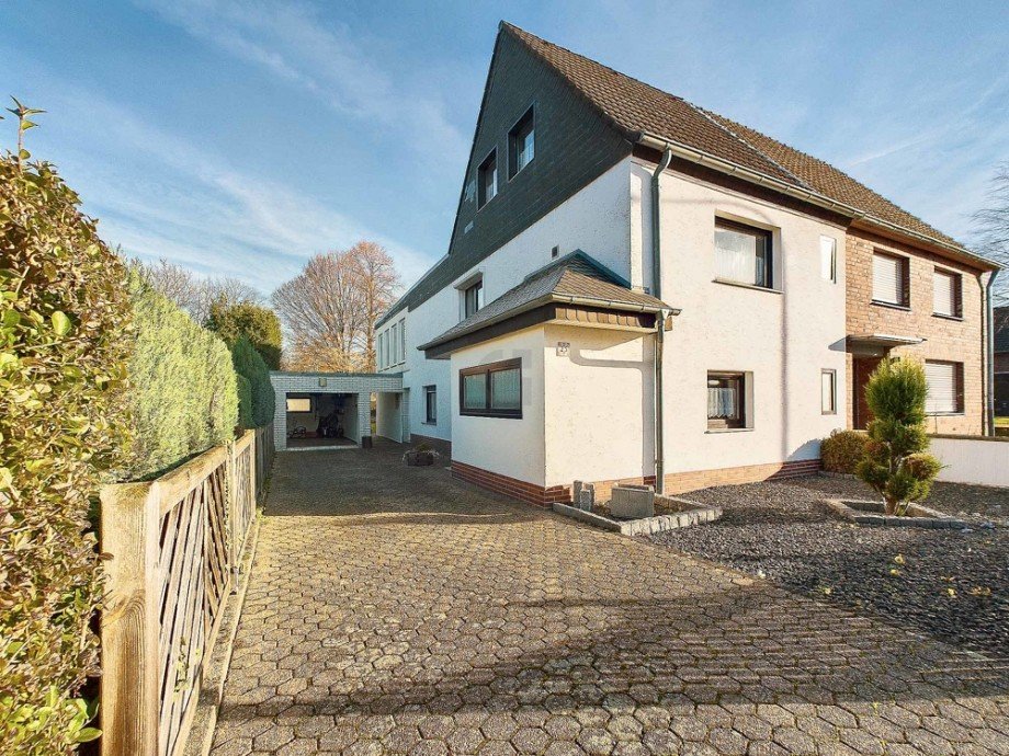 Blick in die Einfahrt Doppelhaush�lfte D�ren / Lendersdorf