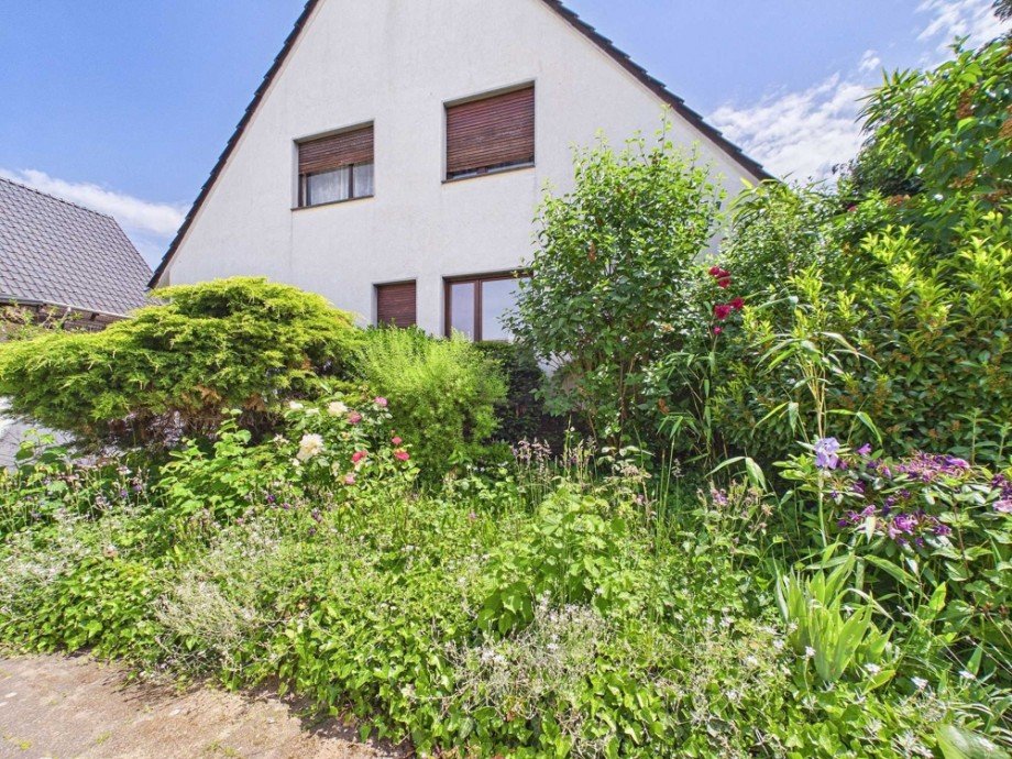 hintere Ansicht aus Garten Einfamilienhaus Kreuzau / Stockheim