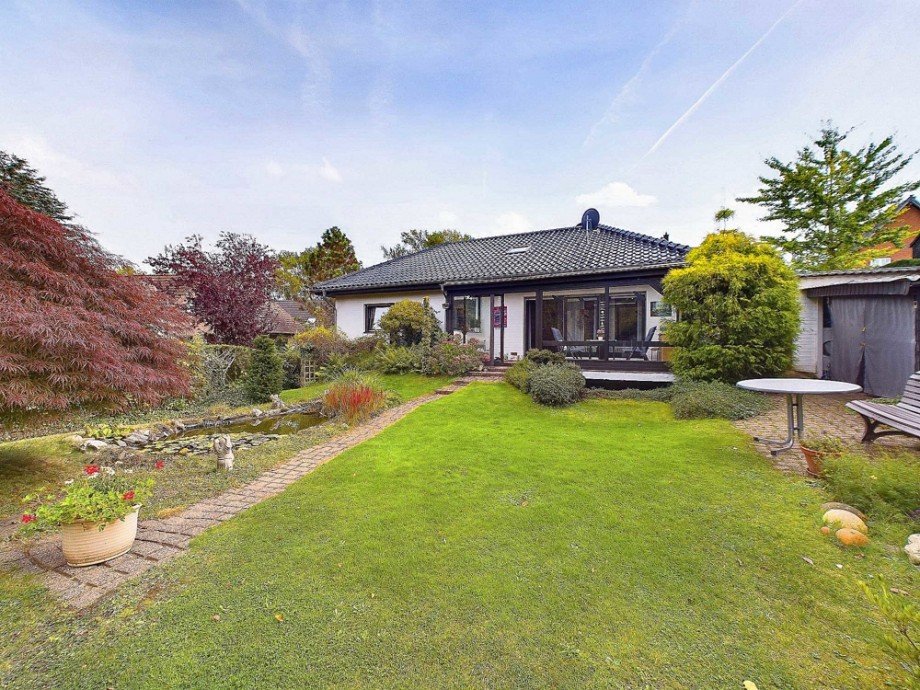 r�ckwertige Ansicht Bungalow H�rtgenwald / Stra�
