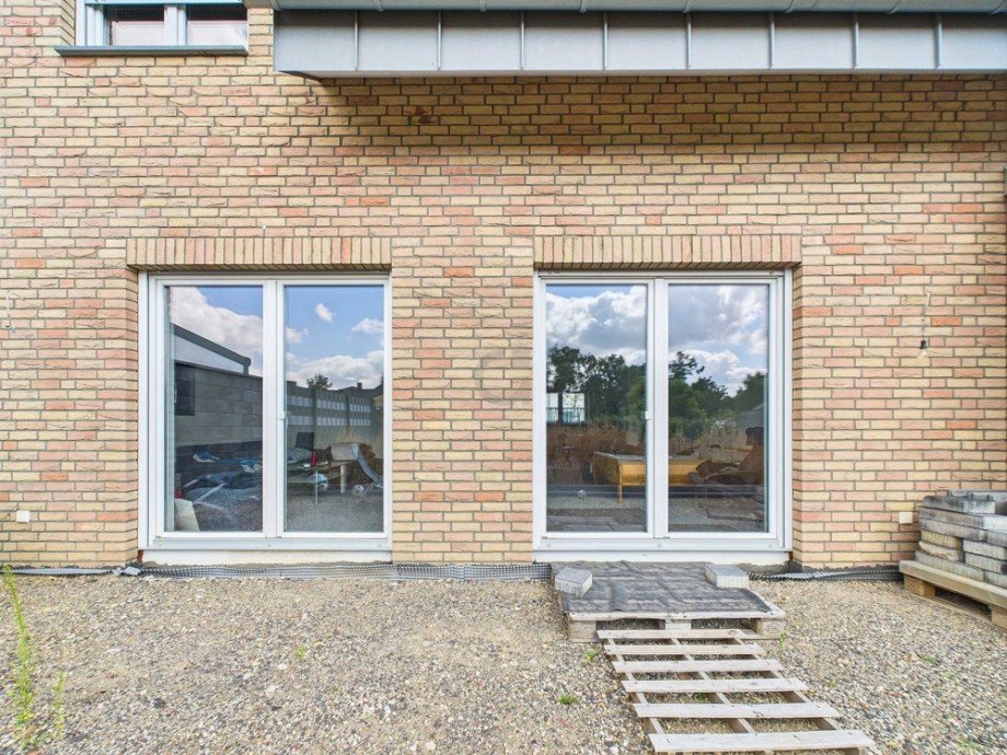 R�ckfront aus Garten Doppelhaush�lfte Vettwei�