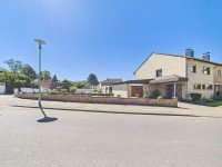 Bild (d2233ca5841874eb4f1734f4535c4601): Sehr gepflegte Liegenschaft mit 648 qm Grundst�ck, 2 Garagen + Platz f�r weitere Garage/Stellpl�tze