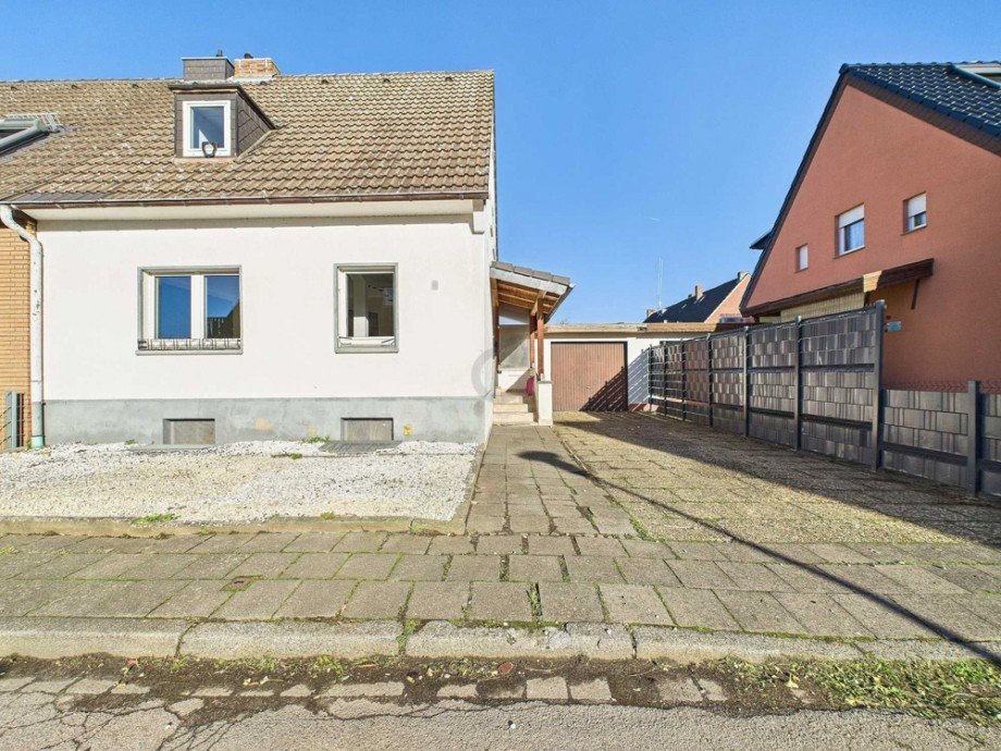 Frontansicht Doppelhaush�lfte Kreuzau