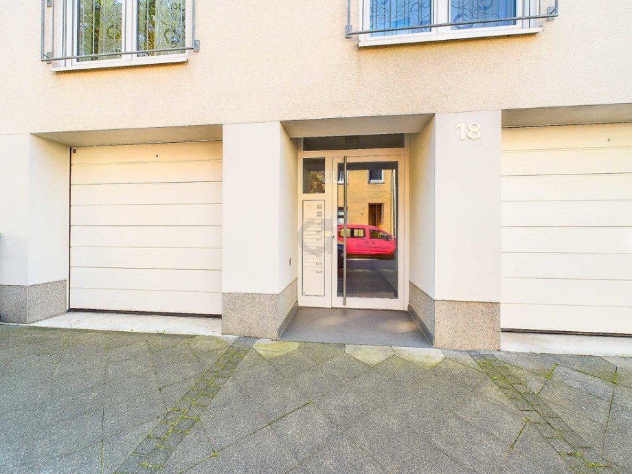 Zugang mit Garage (links neben Eingang) Etagenwohnung D�ren