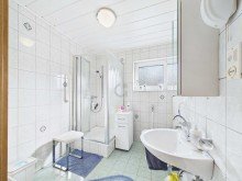 Badezimmer Solides Generationenhaus mit zus�tzl. Baugrundst�ck