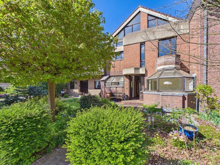 Vorderansicht J�lich Reihenmittelhaus Gro�z�giges Stadthaus mit 7 Zimmern, vielf�ltigen Nutzungsm�glichkeiten und Doppelgarage